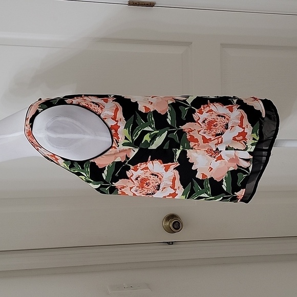 H&M Size 6 Black w/ Pink Floral Pattern Sleeveless Blouse Criss Cross Split Back - Picture 3 of 11